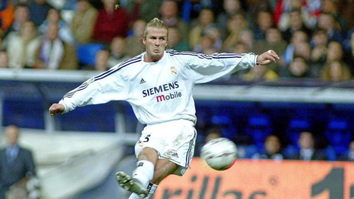 David Beckham, disparando un balón durante un partido con el Real Madrid. David Beckham, disparando un balón durante un partido con el Real Madrid.