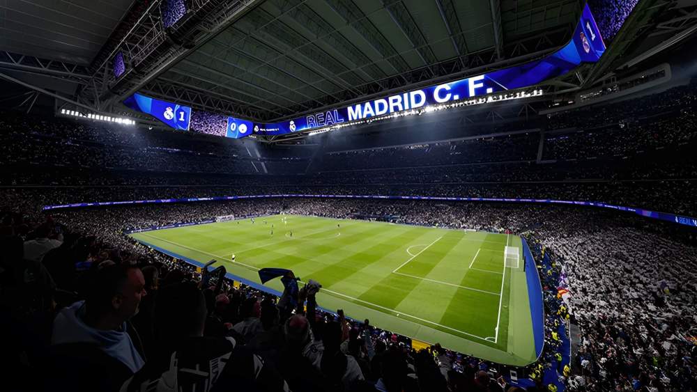 Panorámica del estadio Santiago Bernabéu en el primer gol de Fede Valverde ante el Manchester City.