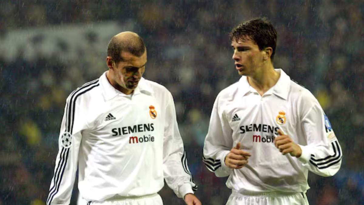 Zinedine Zidane, con Pavón, durante un partido del Real Madrid.