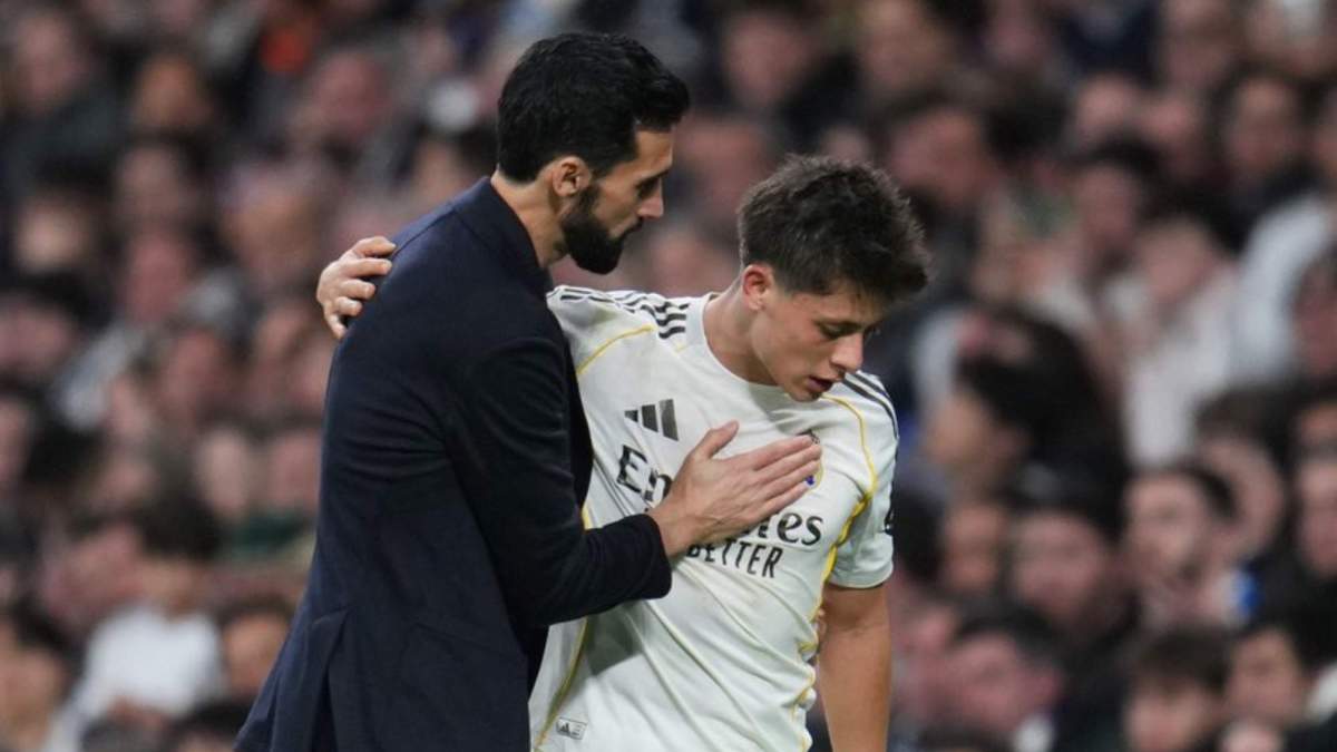Arbeloa y Arda Güler durante un partido del Real Madrid Arbeloa y Arda Güler durante un partido del Real Madrid