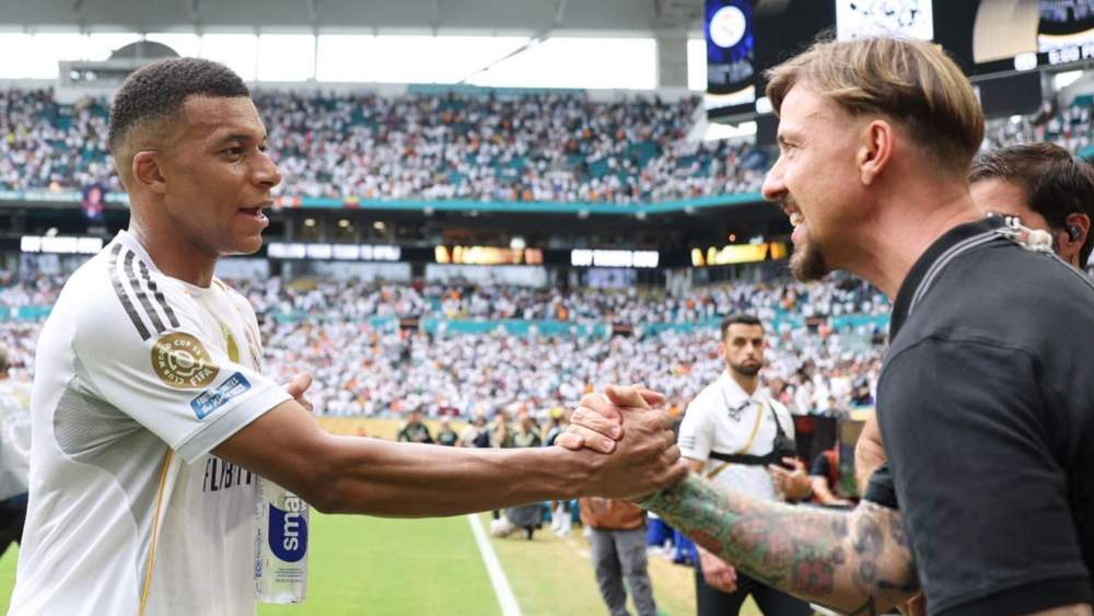 Guti, saludando a Kylian Mbappé durante un partido del Mundial de Clubes el pasado verano.