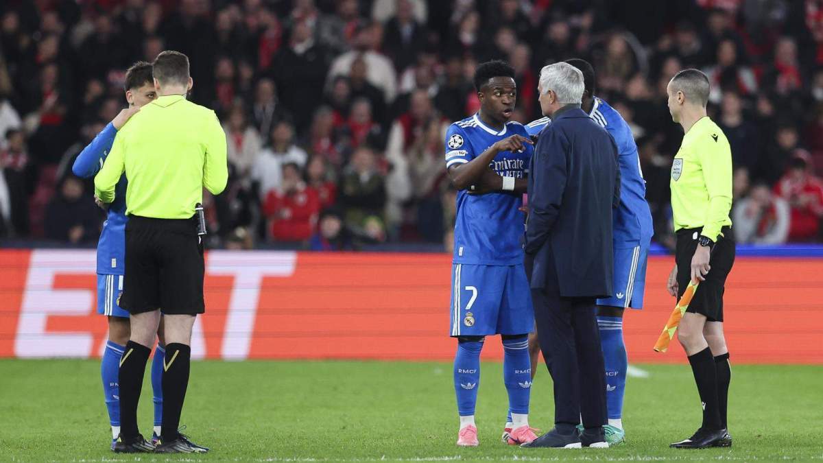 Mourinho hablando junto a Vinicius Junior