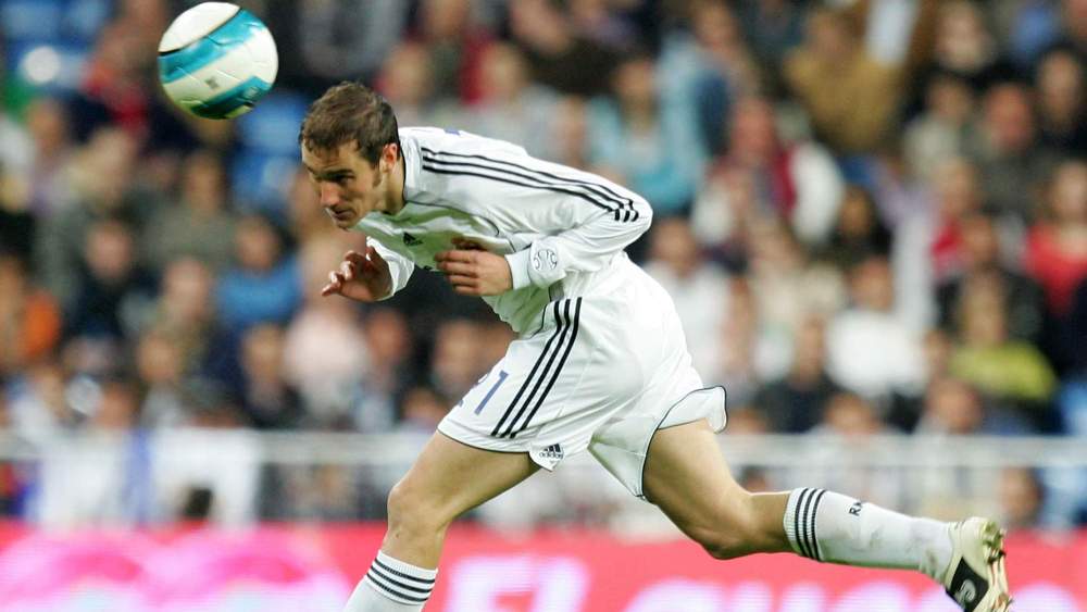 Iván Helguera, dando un cabezazo durante un encuentro con el Real Madrid.