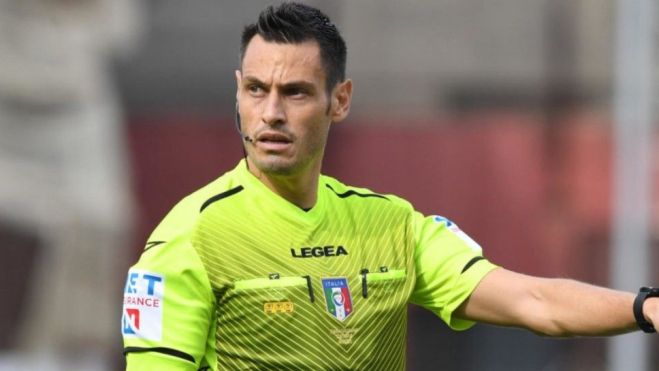 Maurizio Mariani dirigiendo un partido