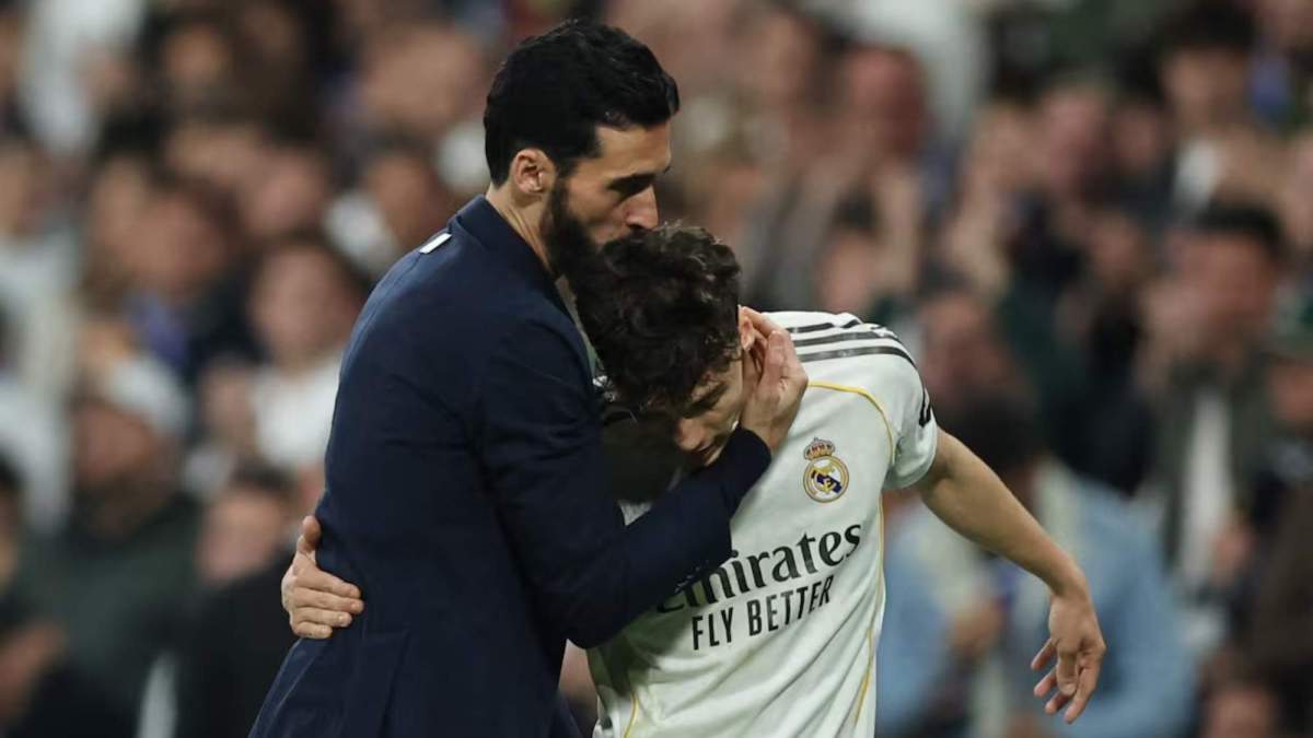 Arbeloa abrazando a Thiago Pitarch