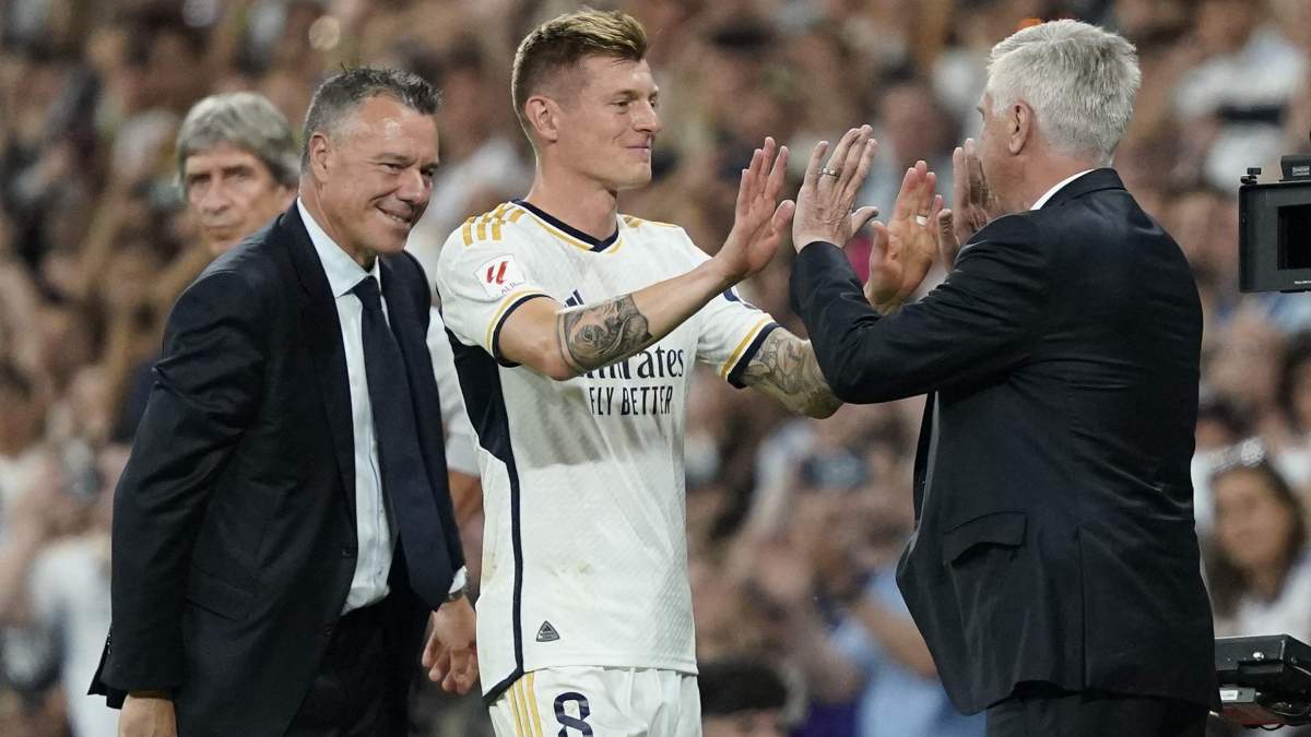Kroos, saludando a Ancelotti el día de su despedida del Bernabéu
