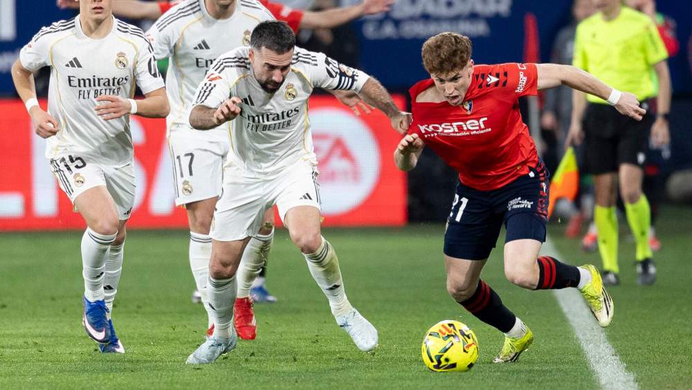 Dani Carvajal, con Víctor Muñoz, en el encuentro del Real Madrid contra Osasuna del pasado 21 de febrero.