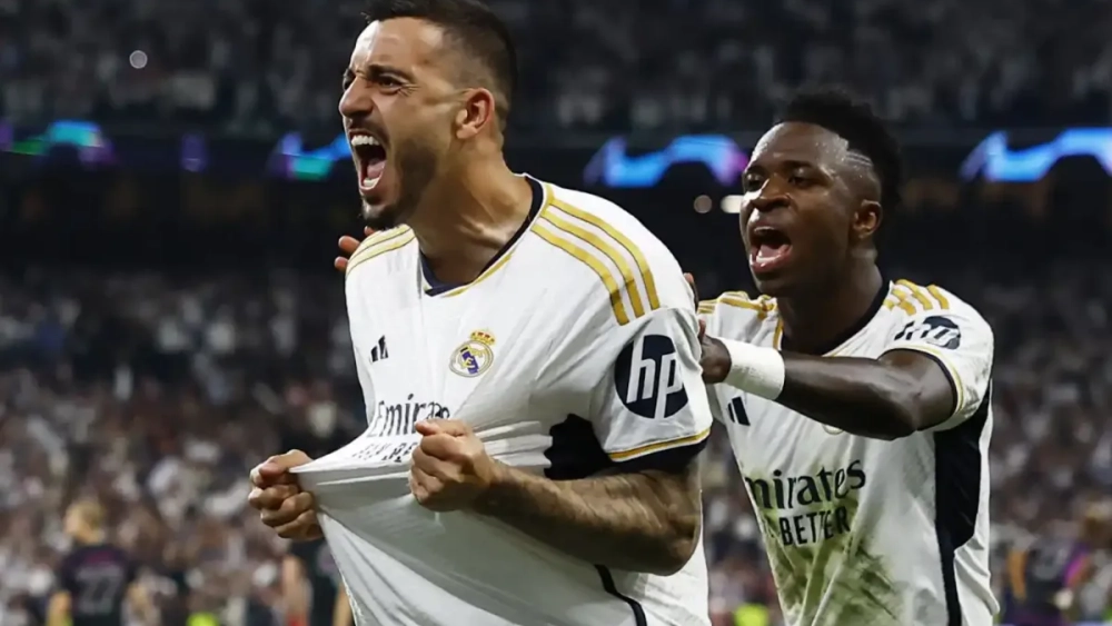 Joselu, en compañía de Vinicius, celebra su segundo gol ante el Bayern.