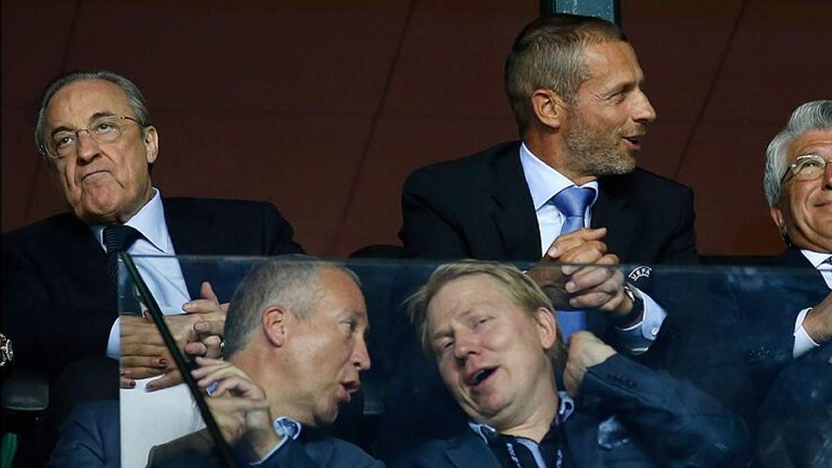 Florentino Pérez y Ceferin en la grada de un partido.