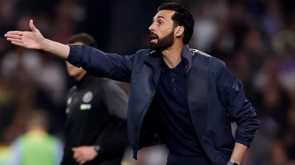 Álvaro Arbeloa, dando indicaciones a sus futbolistas durante el derbi del Real Madrid contra el Atlético.