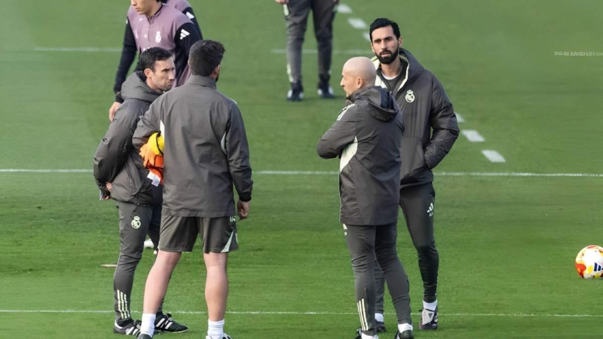 Álvaro Arbeloa junto a su staff, entre ellos Pintus Álvaro Arbeloa junto a su staff, entre ellos Pintus
