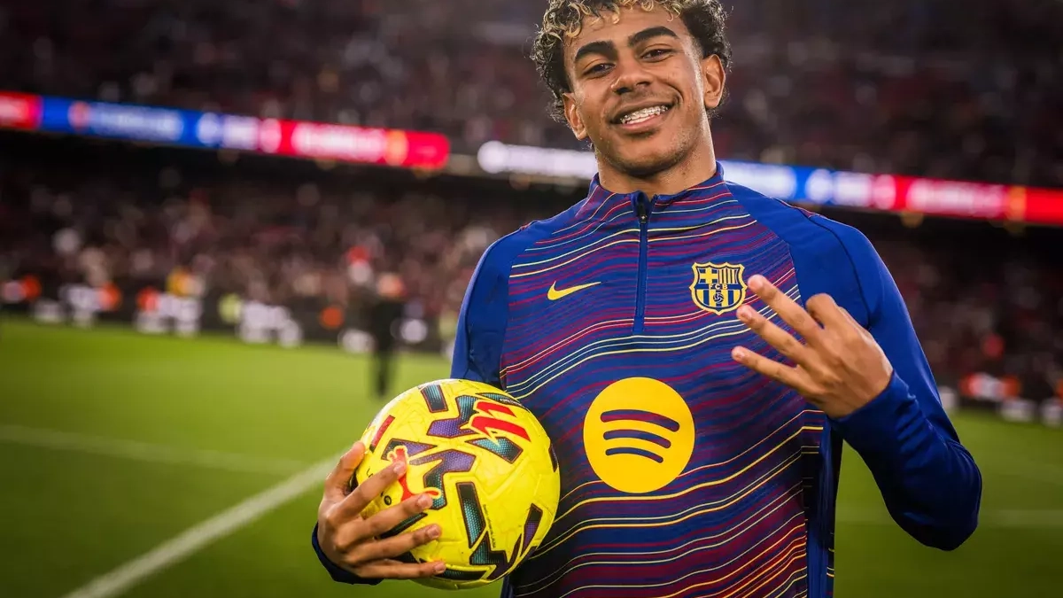 Lamine Yamal posa con el balón de su primer Hat-trick Lamine Yamal posa con el balón de su primer Hat-trick