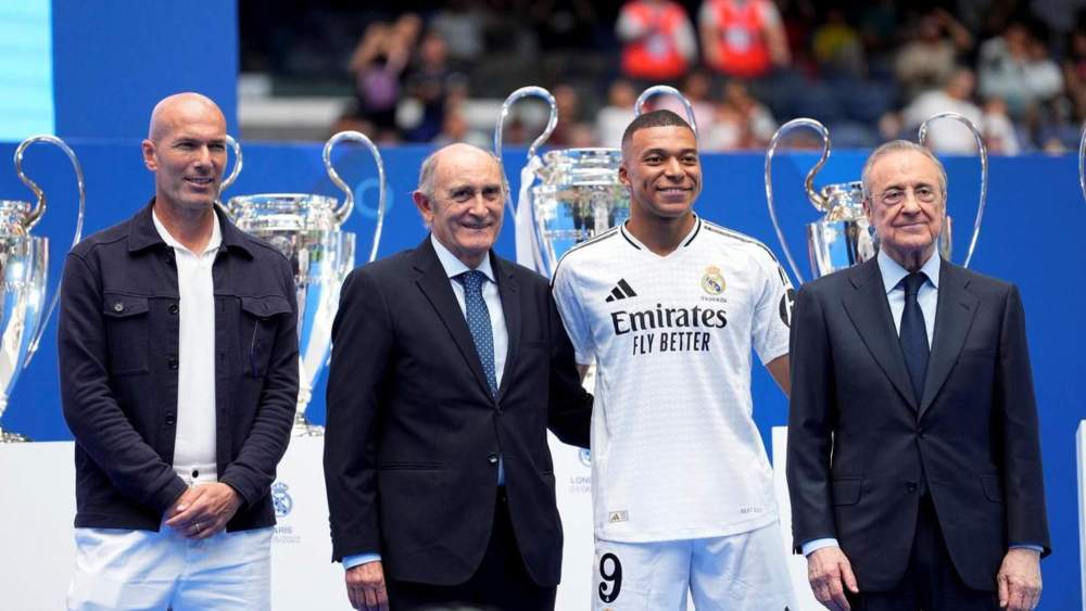 Zinedine Zidane, José Martínez 'Pirri', Kylian Mbappé y Florentino Pérez.