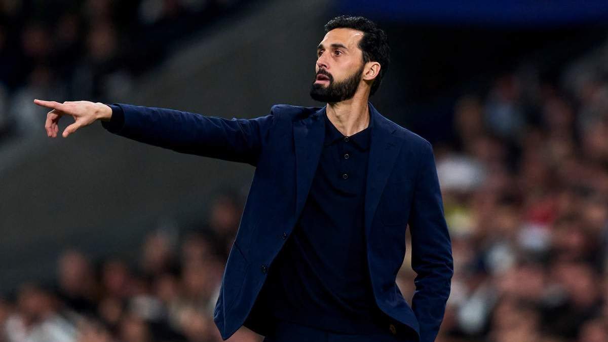 Álvaro Arbeloa dirigiendo al Real Madrid contra el Manchester City en el Etihad Stadium en la UEFA Champions League