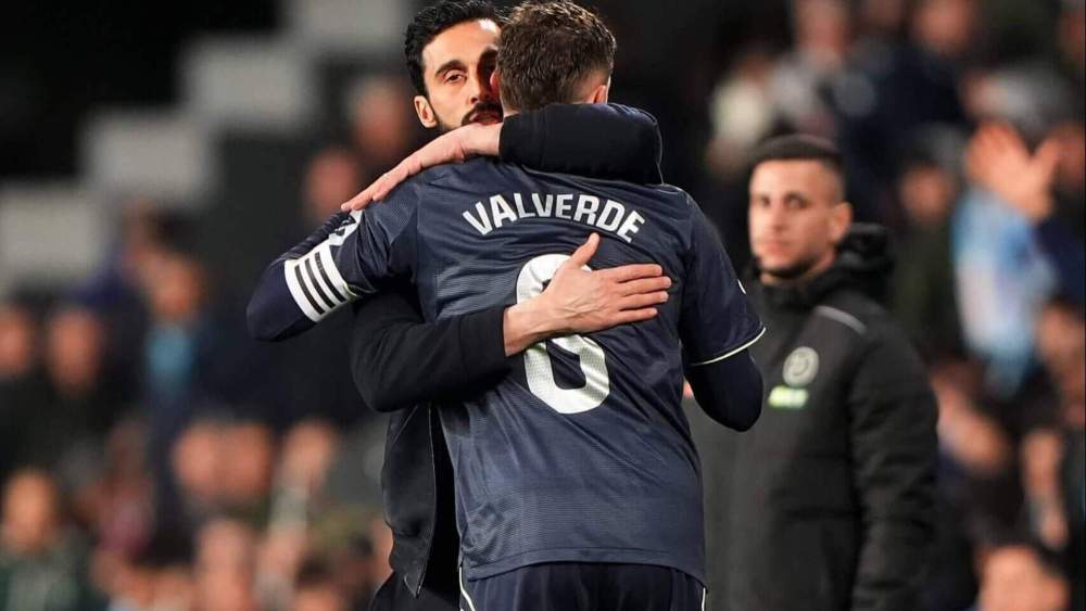 Álvaro Arbeloa y Fede Valverde, abrazándose, festejan el gol del uruguayo ante el Celta.