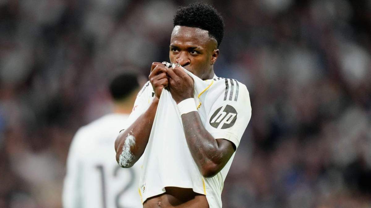 Vinicius celebrando su tercer gol ante el Atlético de Madrid en el estadio Santiago Bernabéu