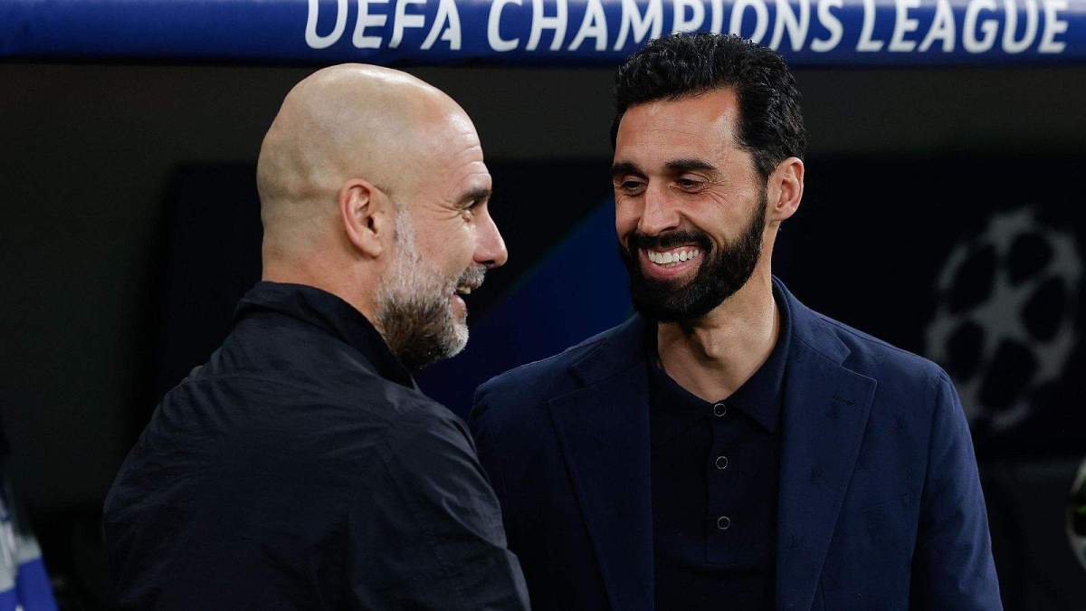 Pep Guardiola y Álvaro Arbeloa en el saludo previo al partido de la ida entre el Real Madrid y el Manchester City