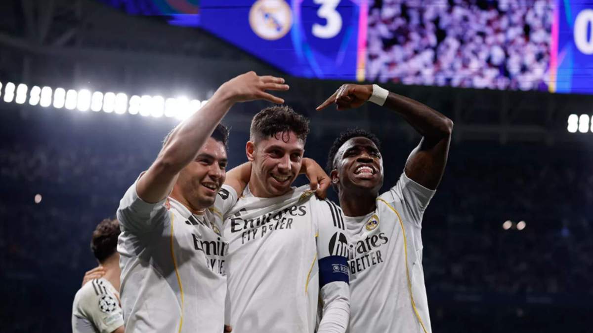 Fede Valverde celebrando su tercer gol junto a Brahim y Vinicius