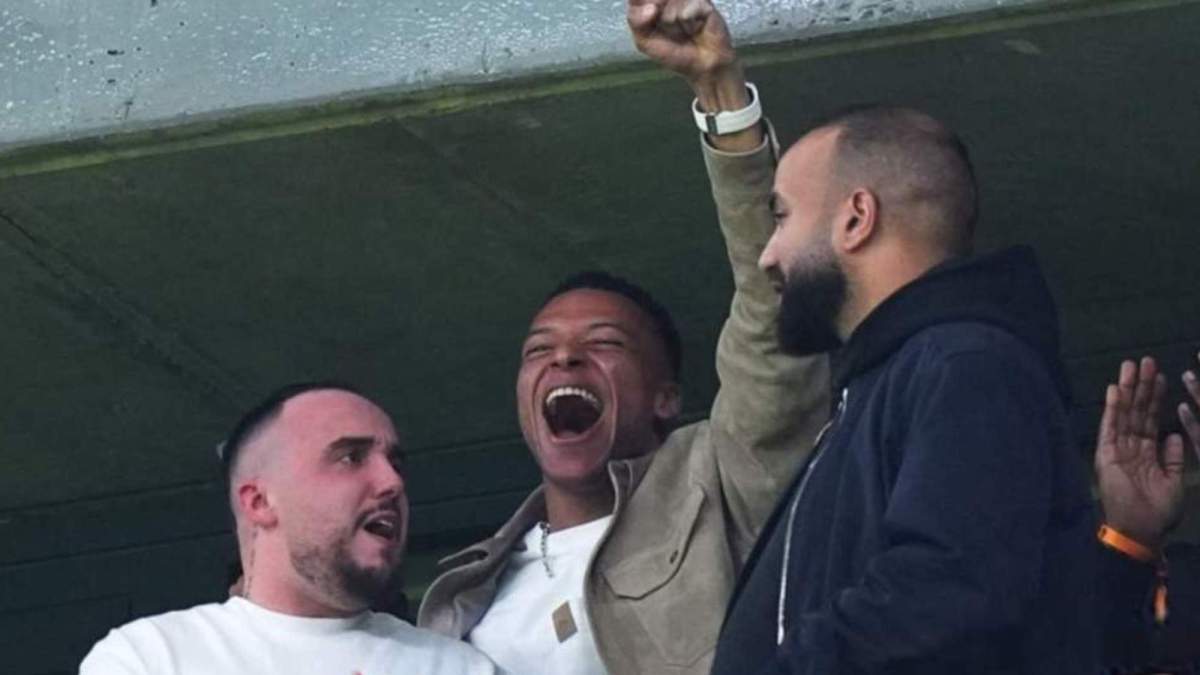 Mbappé celebrando un gol de Valverde en su palco
