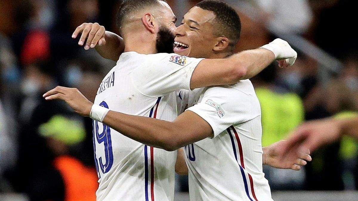 Benzema celebrando un gol junto a Kylian Mbappé