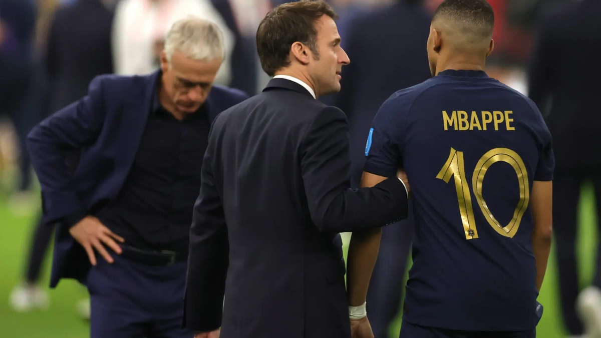 Macron junto a Mbappé después de un partido de la selección francsea