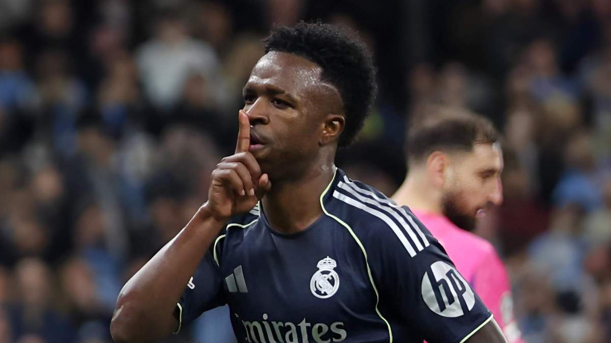 Vinicius, mandando callar a la afición del Manchester City tras el primer gol de la noche en el Etihad