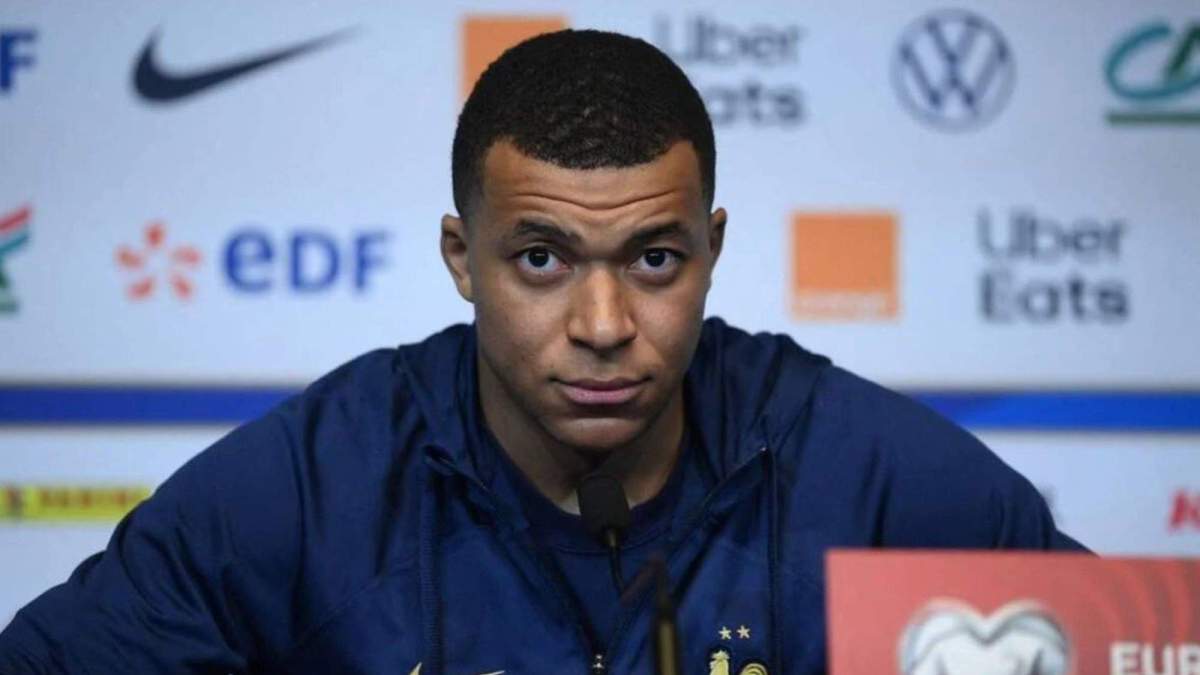 Mbappé compareciendo ante los medios