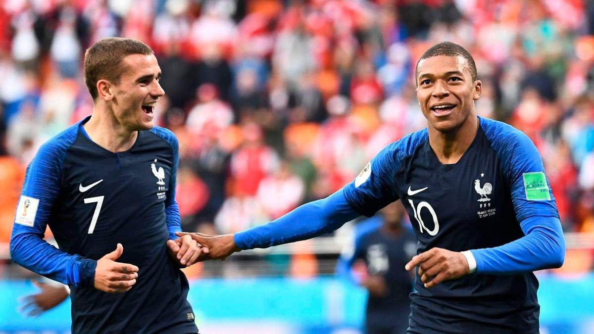 Antoine Griezmann y Kylian Mbappé jugando un partido con la selección de Francia.