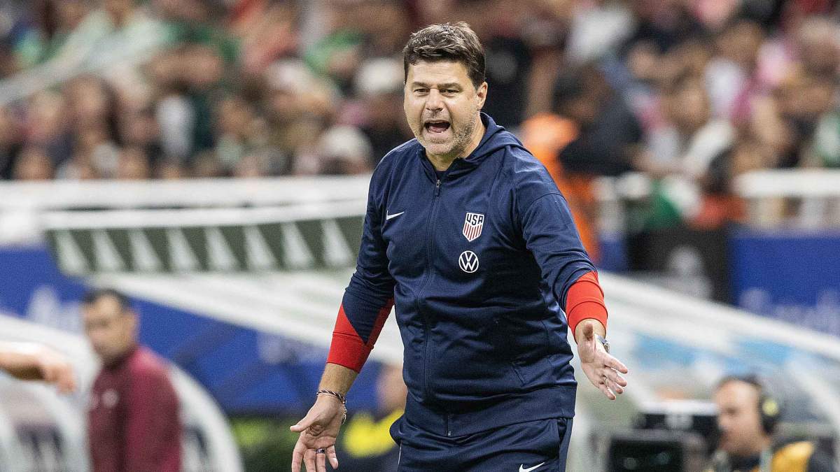 Mauricio Pochettino dirigiendo al seleccionado de Estados Unidos en un partido internacional