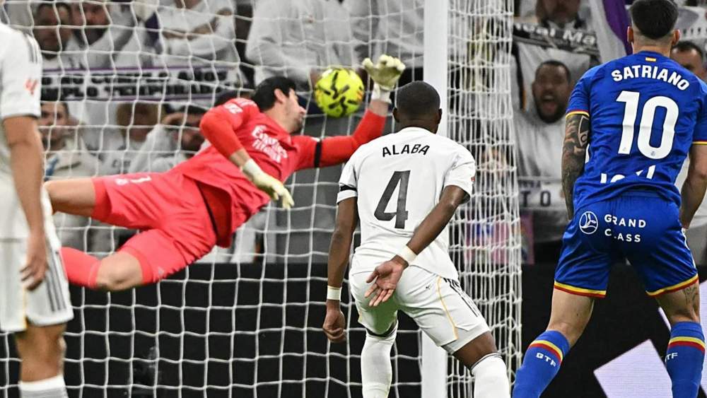 David Alaba, observando cómo llega el gol del Getafe tras un disparo de Martín Satriano que fue imparable para Thibaut Courtois. David Alaba, observando cómo llega el gol del Getafe tras un disparo de Martín Satriano que fue imparable para Thibaut Courtois.