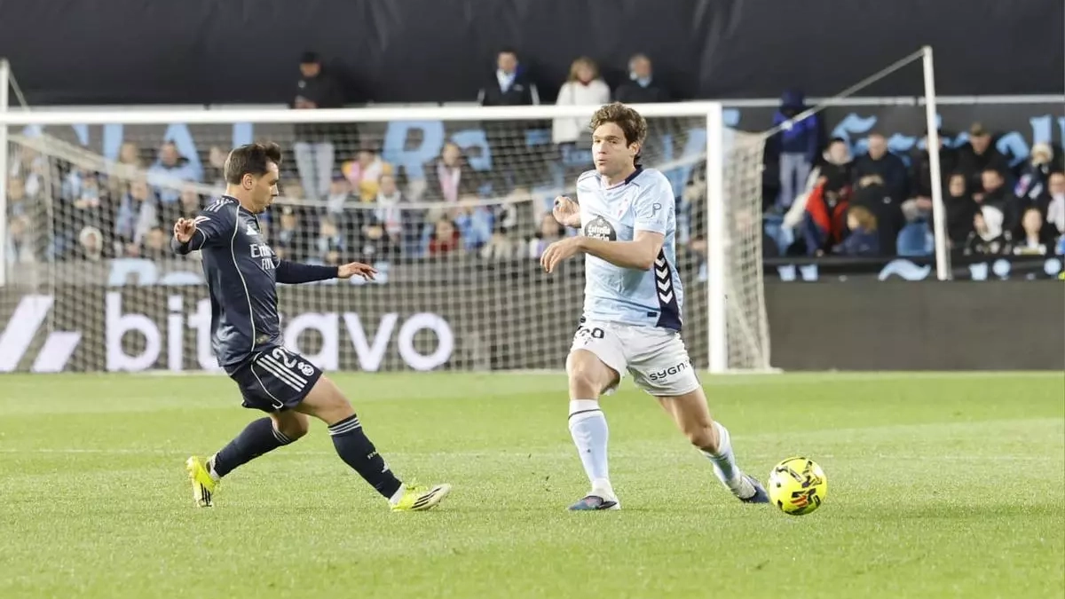 Brahim y Marcos Alonso peleando por un balón en el Celta - Real Madrid