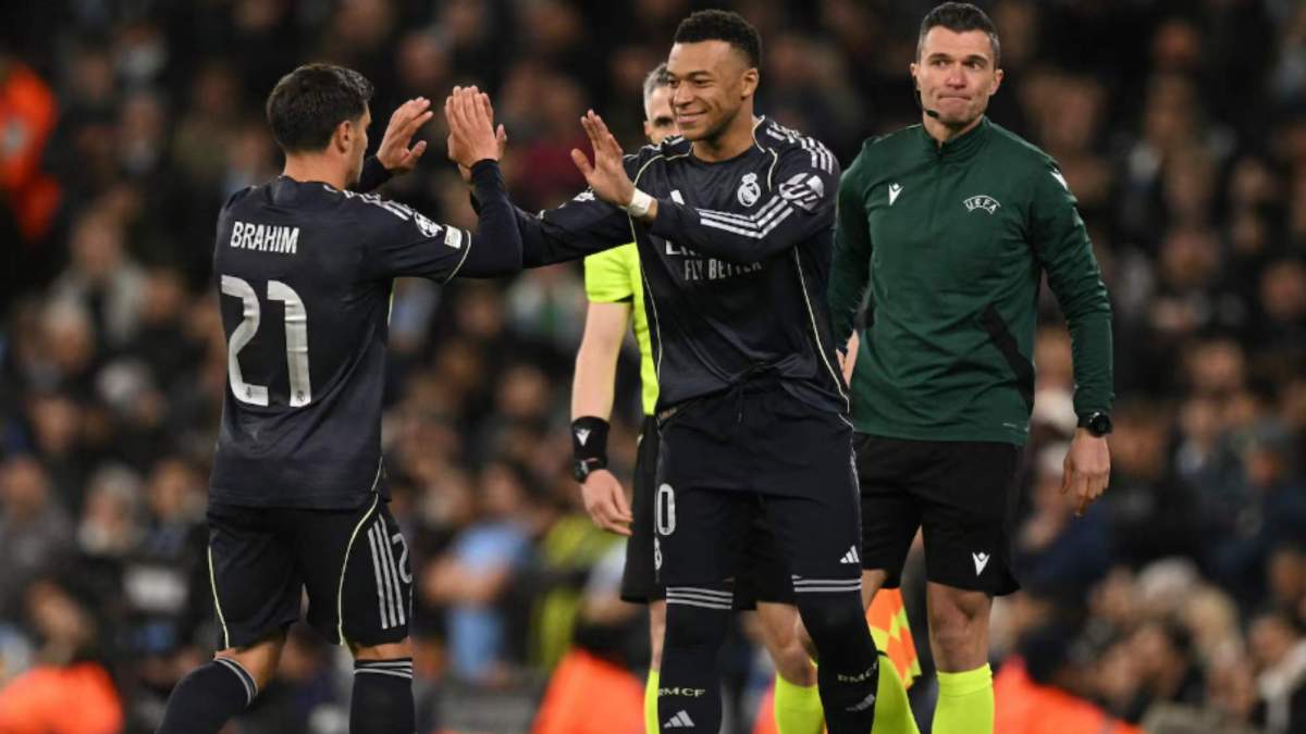 Brahim saliendo del campo por Mbappé