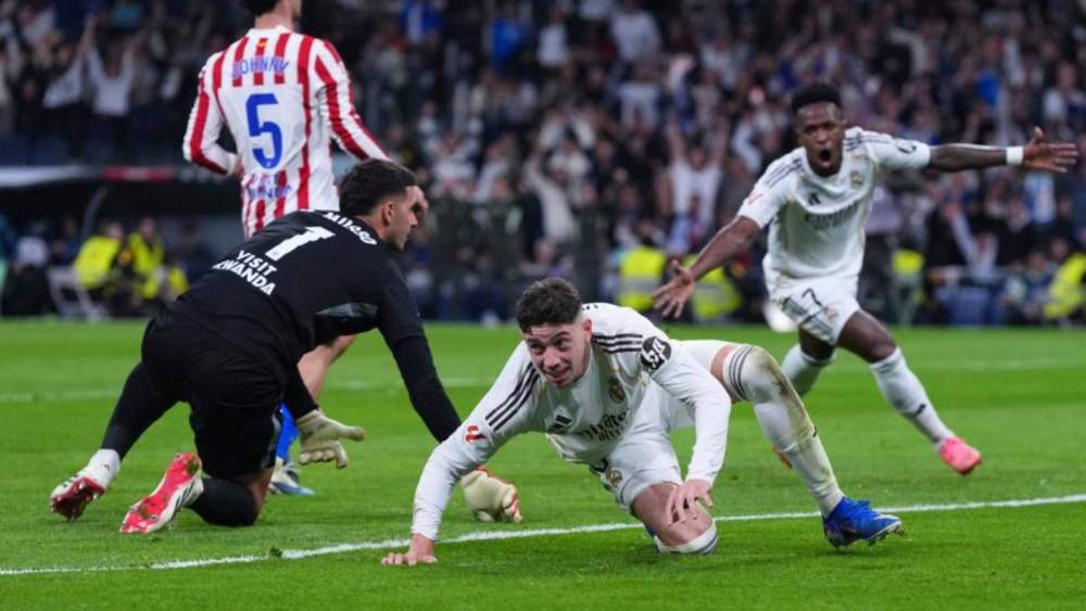 Fede Valverde volvió a ser fundamental para ayudar al Real Madrid a conseguir otra victoria ante el Atlético. Fede Valverde volvió a ser fundamental para ayudar al Real Madrid a conseguir otra victoria ante el Atlético.