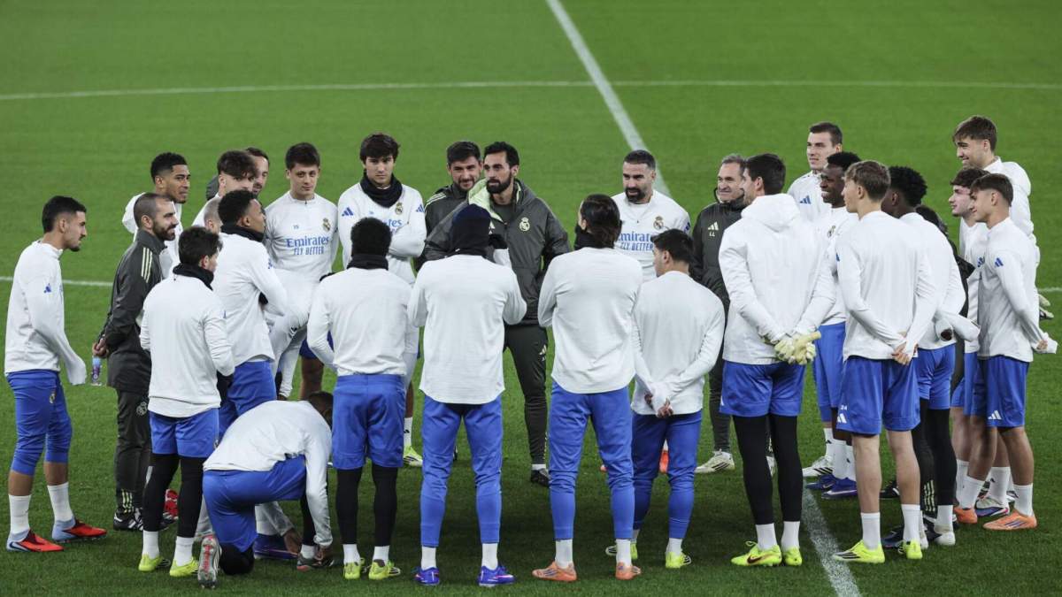 Álvaro Arbeloa, charlando con sus jugadores durante un calentamiento del Real Madrid. Álvaro Arbeloa, charlando con sus jugadores durante un calentamiento del Real Madrid.