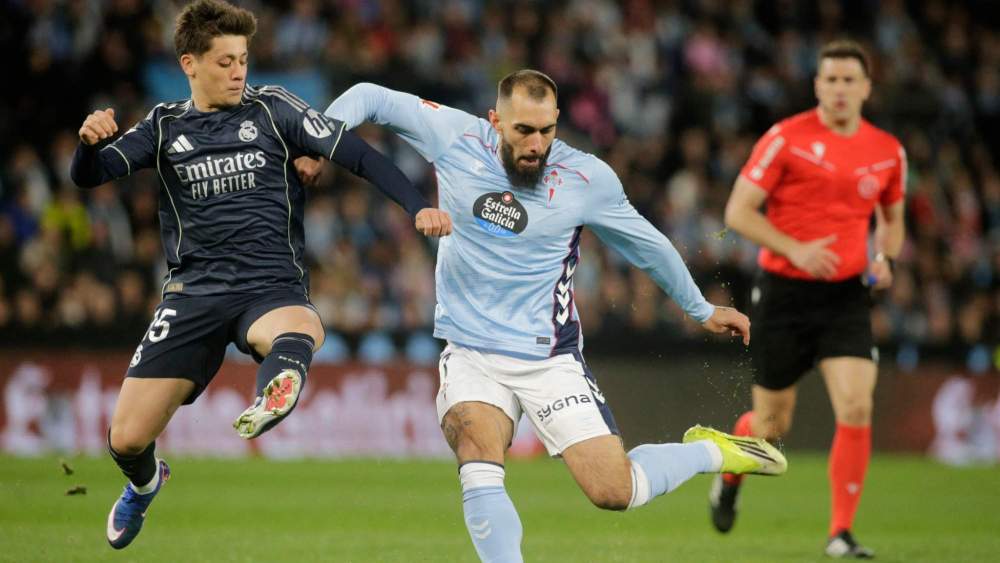 Arda Güler, peleando por un balón con Borja Iglesias en el partido entre el Celta y el Real Madrid.