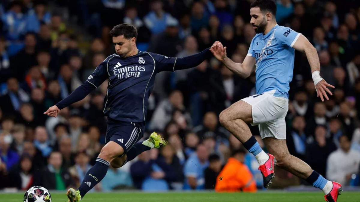 Brahim chutando a puerta durante el partido frente al Manchester City