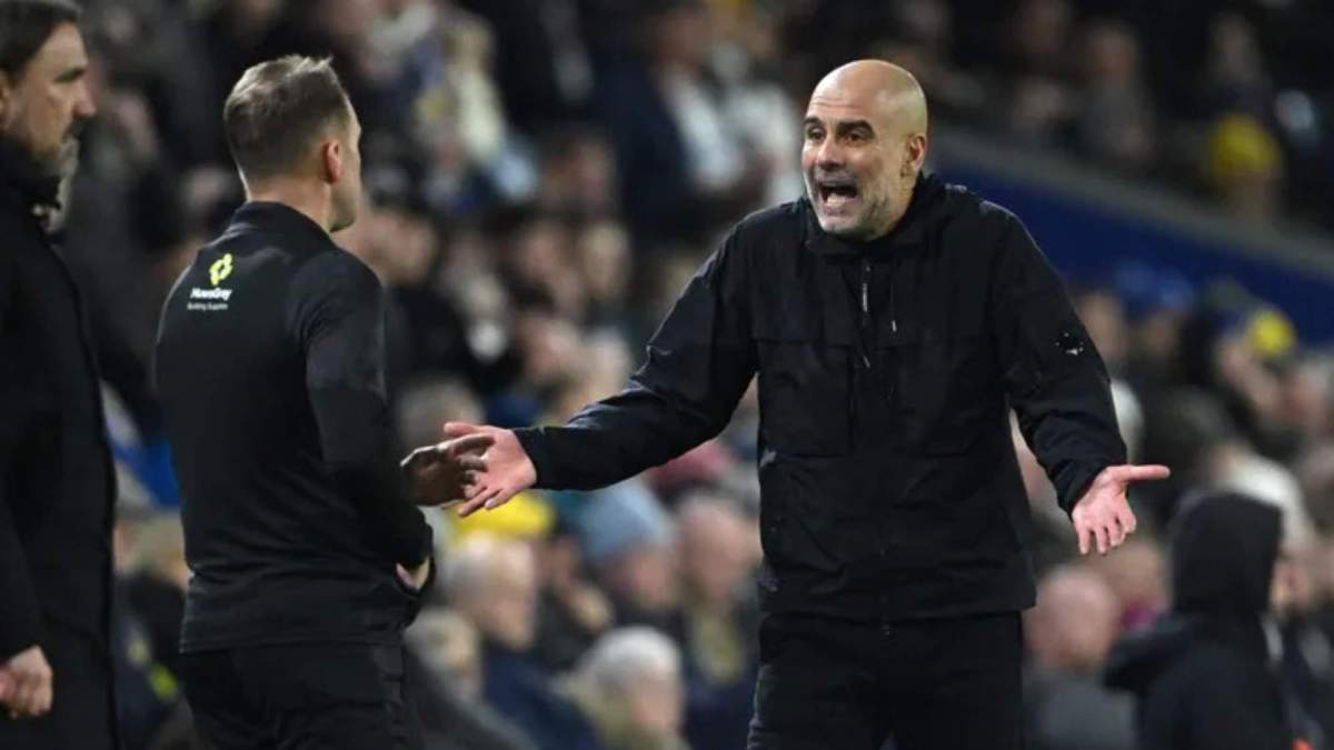 Guardiola protestando al cuarto árbitro