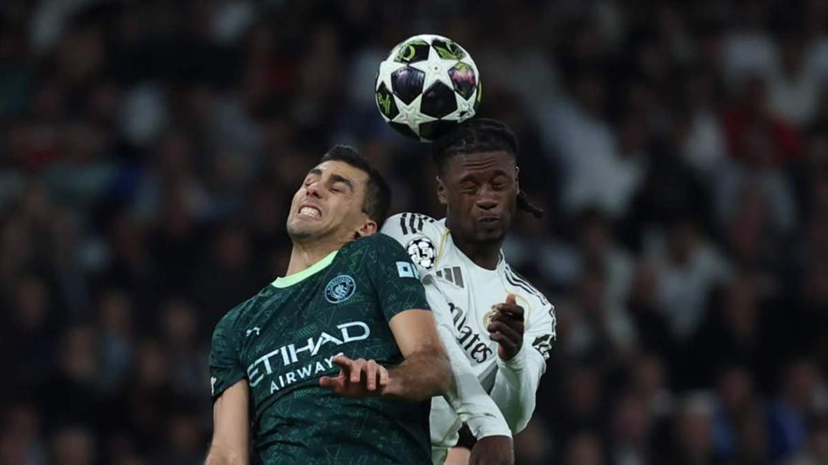 Rodri y Camavinga en una disputa durante el Real Madrid Manchester City