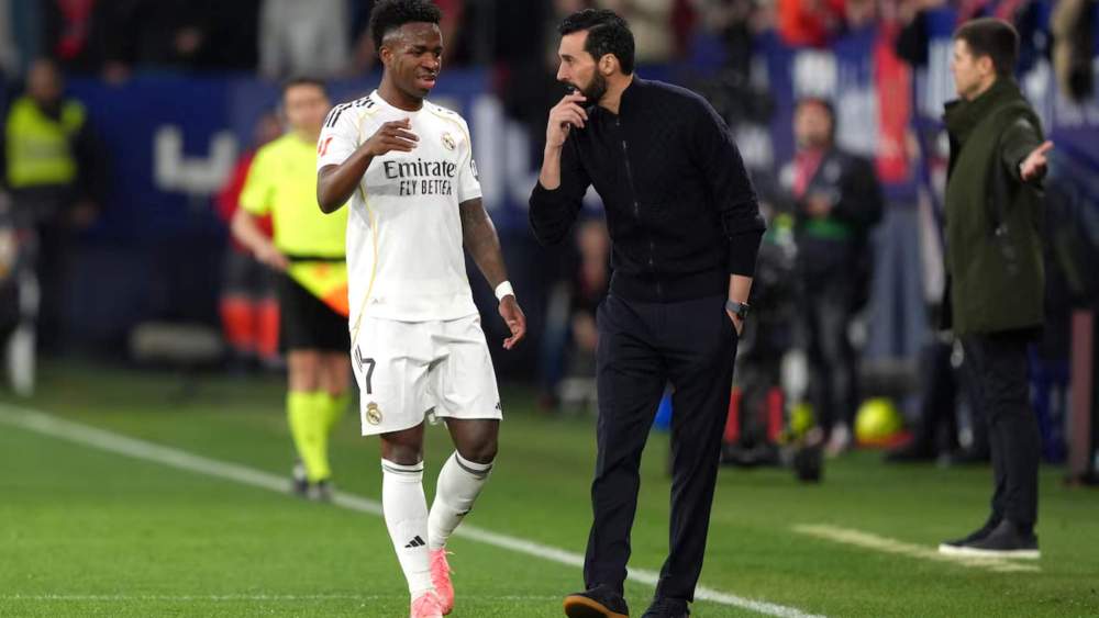 Álvaro Arbeloa, hablando con Vinicius Junior, durante el partido contra Osasuna del pasado 21 de febrero.