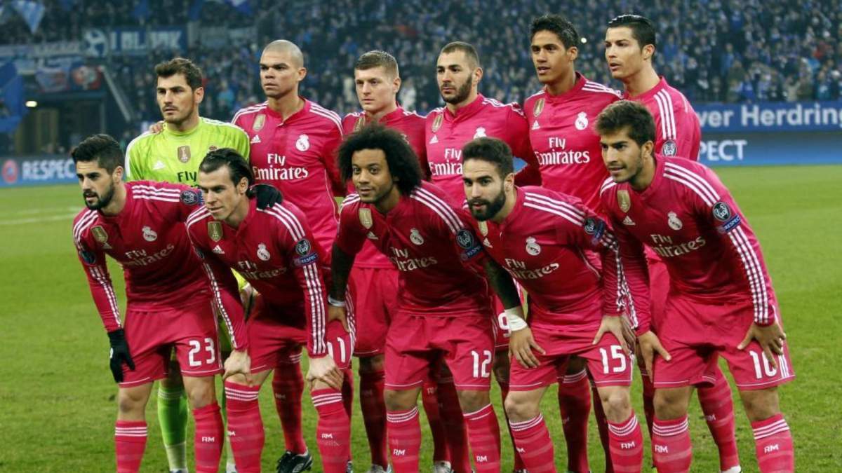 Jugadores del Real Madrid con el color rosa