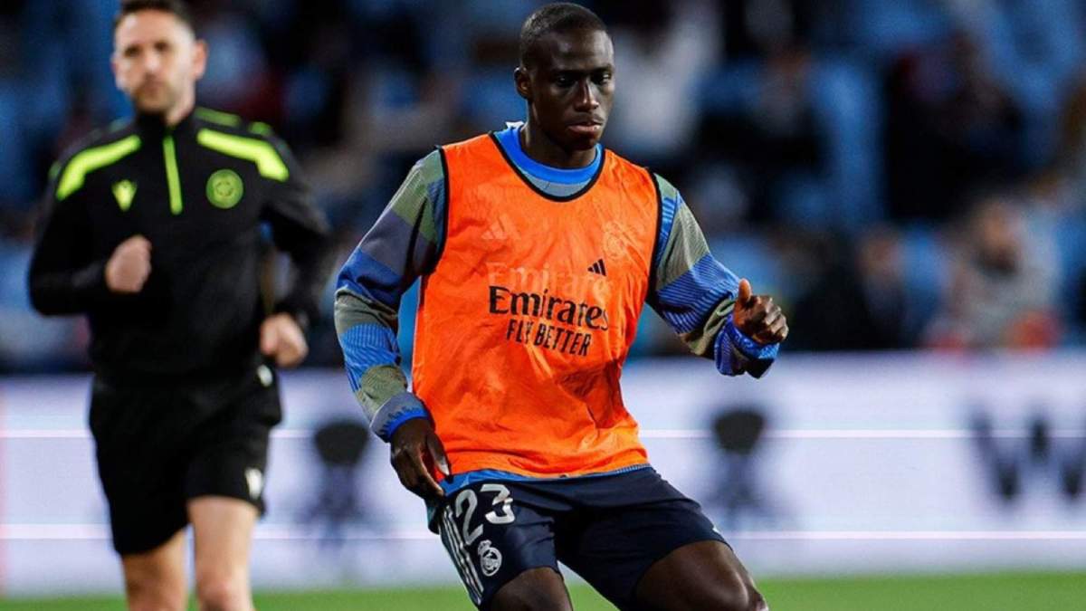 Ferland Mendy, en el calentamiento previo al partido contra el Celta.