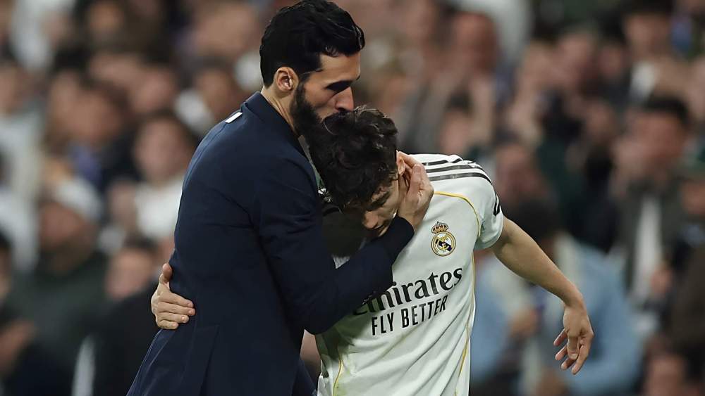 Álvaro Arbeloa, besando a Thiago Pitarch tras su gran partido ante el City.