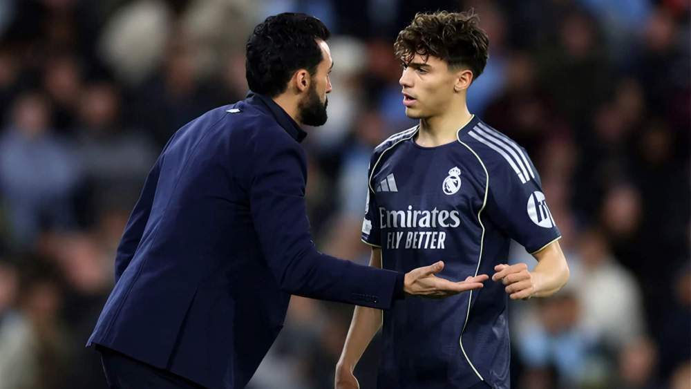Álvaro Arbeloa, hablando con Thiago Pitarch durante un encuentro.