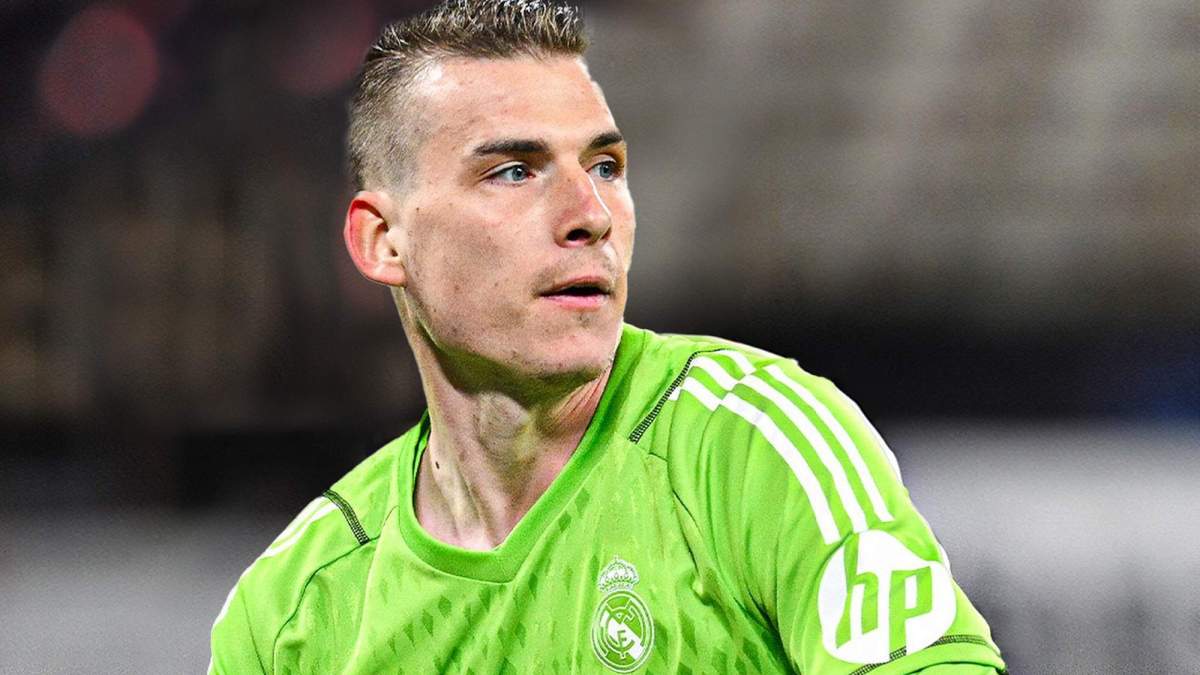 Andriy Lunin jugando un partido con el Real Madrid.