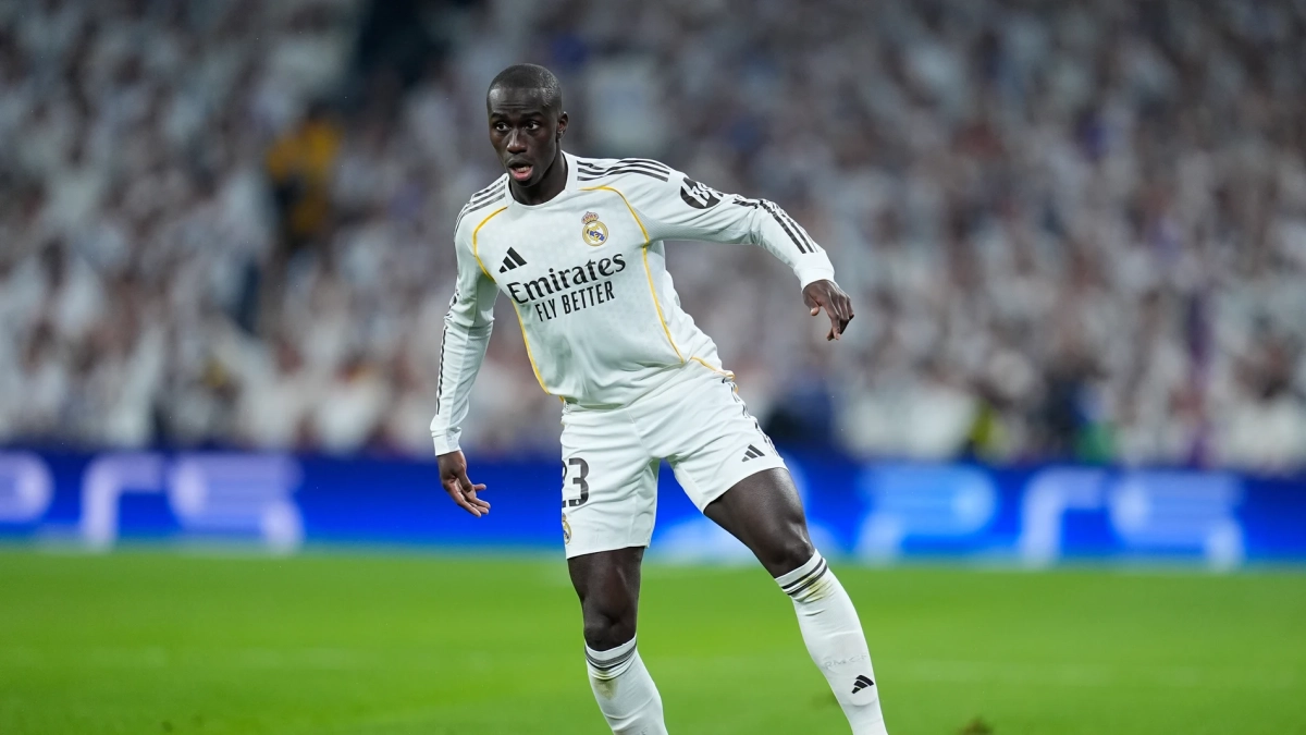 Ferland Mendy disputando un partido con el Real Madrid en el Santiago Bernabéu.