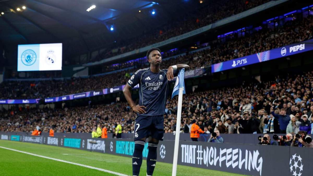 Vinicius Junior, celebrando en un córner su gol ante la grada del Manchester City.