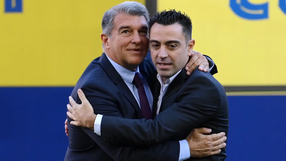 Xavi Hernández abrazando a Joan Laporta.