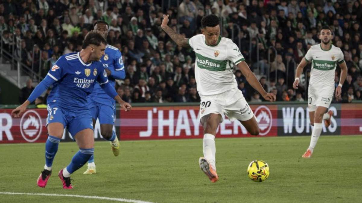 Álvaro Rodríguez y Raúl Asencio durante el Elche Real Madrid de la primera vuelta