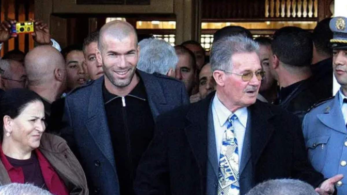 Zinedine Zidane junto a su padre