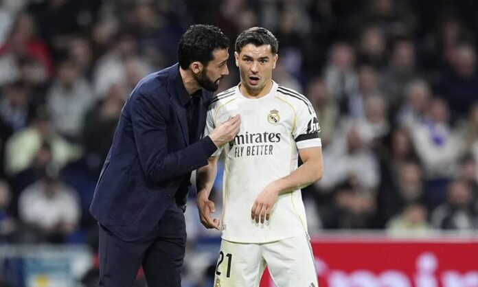 Álvaro Arbeloa hablando con Brahim Díaz en un partido del Real Madrid. 